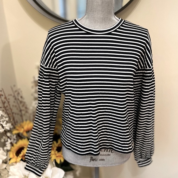 NWT Banana Republic Black & White Striped Crew Neck Top.  Size Small. - Picture 1 of 2